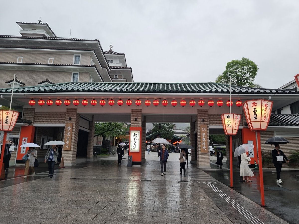 1201Polyak's tweet photo. Fuelled up with a rich bowl of ramen, then headed to Gion for the Miyako Odori at Gion Kaburenjo. Little did I know, this would become one of the absolute highlights of my trip! Watching the maiko & geiko dance was pure magic ✨🌸
#Kyoto #Gion #MiyakoOdori #JapanTravel https://t.co/CBull2I0e4