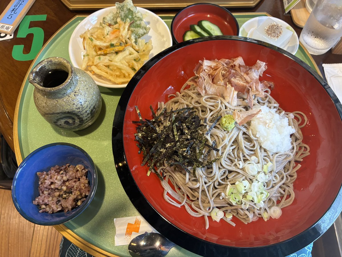 fumimwmp's tweet photo. 那須町芦野地区のお蕎麦屋「芭蕉庵」
いつも変わらず優しく温厚な笑顔で迎えていただけます(^｡^)
今日は「夏限定ぶっかけそば 冷やし天ぷらぶっかけ」を芭蕉そば（大盛）、野菜かき揚げをオーダー。
お蕎麦は、美味しくいただきましたが…
大盛は食べ応えがありすぎて満腹中枢がバグりました(･_･; https://t.co/e5yzhWF7bP