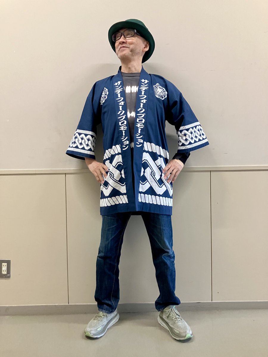 Makoto_Saito__'s tweet photo. 初日の昨日は楽しかったなあ。
なんてったって桑田さんが楽しそう。
それを見てバンドの演奏もハジけるのです。
さあ本日、三重公演二日目。
はっぴを着てハッピー。
今日も斎藤、張り切って参ります！

〜 #斎藤誠 本人〜

#桑田佳祐 #夏祭りツアー2026 https://t.co/iOBpiCPEsl