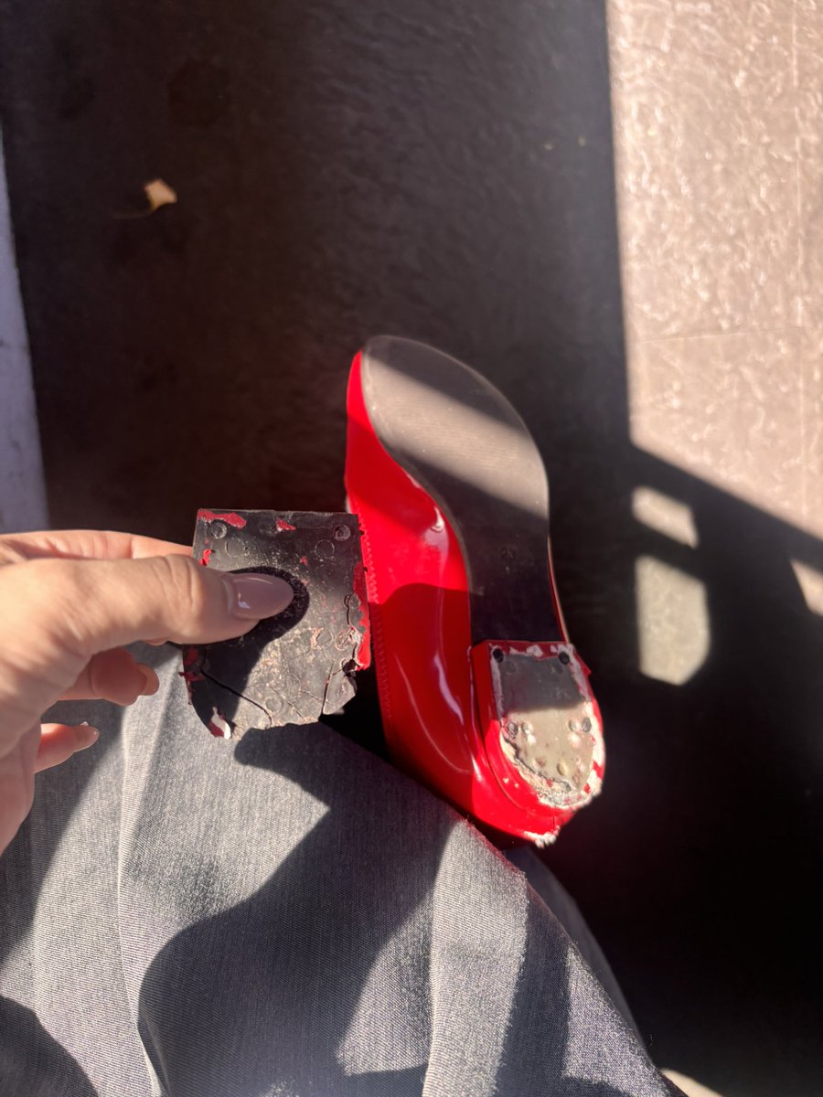 ishida_yume's tweet photo. さようなら。
中古で買ったのに四年近く愛用してた靴👠
家に帰ったら泣きながら捨てます。 https://t.co/vk0TyDvWLy