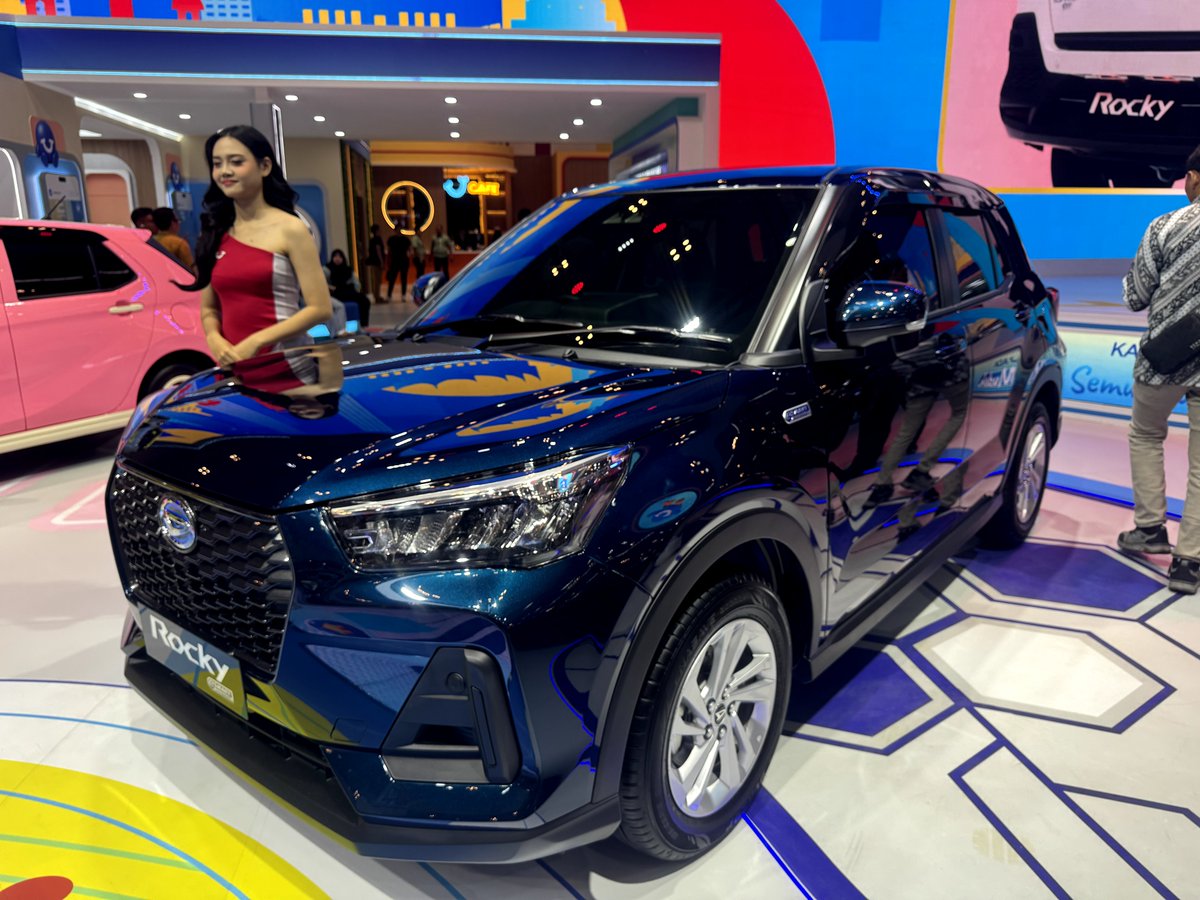 VictoryisVicky's tweet photo. Sebagai kepala keluarga, kalau memilih kendaraan saya tidak hanya melihat dari tampilannya. Yang lebih penting buat saya adalah nyaman untuk keluarga dan biaya operasionalnya. Daihatsu Rocky Hybrid bisa nih. @daihatsuind
#DaihatsuRockyHybrid #SemuaJadiMudah #DaihatsuSahabatku https://t.co/h2hlLHAXkZ