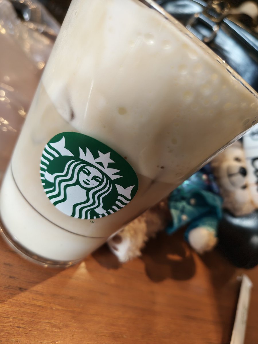Es_0630's tweet photo. あつすぎてスタバに逃げ込んだ https://t.co/7hKVIoiTMK