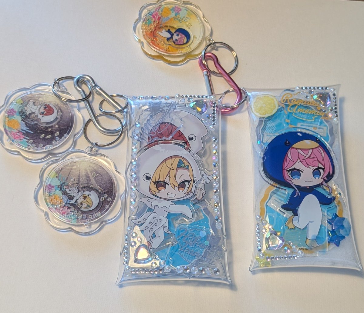 nattun_0804's tweet photo. 明後日江ノ島の予定なのですが、お友達にもらったアクスタとアクキーをセットしてみたのですが、👔くんが可哀想なことに。。やっぱり2人入れは厳しいか😂
ちなみに👔アクキー、ビーズが挟まり込んでこの位置でロックされてます。。可哀想にw https://t.co/hiUWvZxu0n