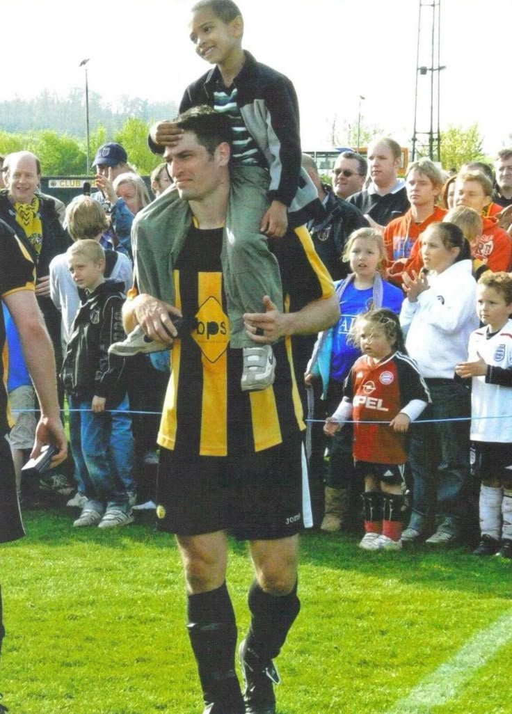 addictionjude's tweet photo. 2009: a 5-year-old jude bellingham sitting on his father's shoulders as they walk off the pitch. 🥹⚽️ https://t.co/icc1D6Mc0b