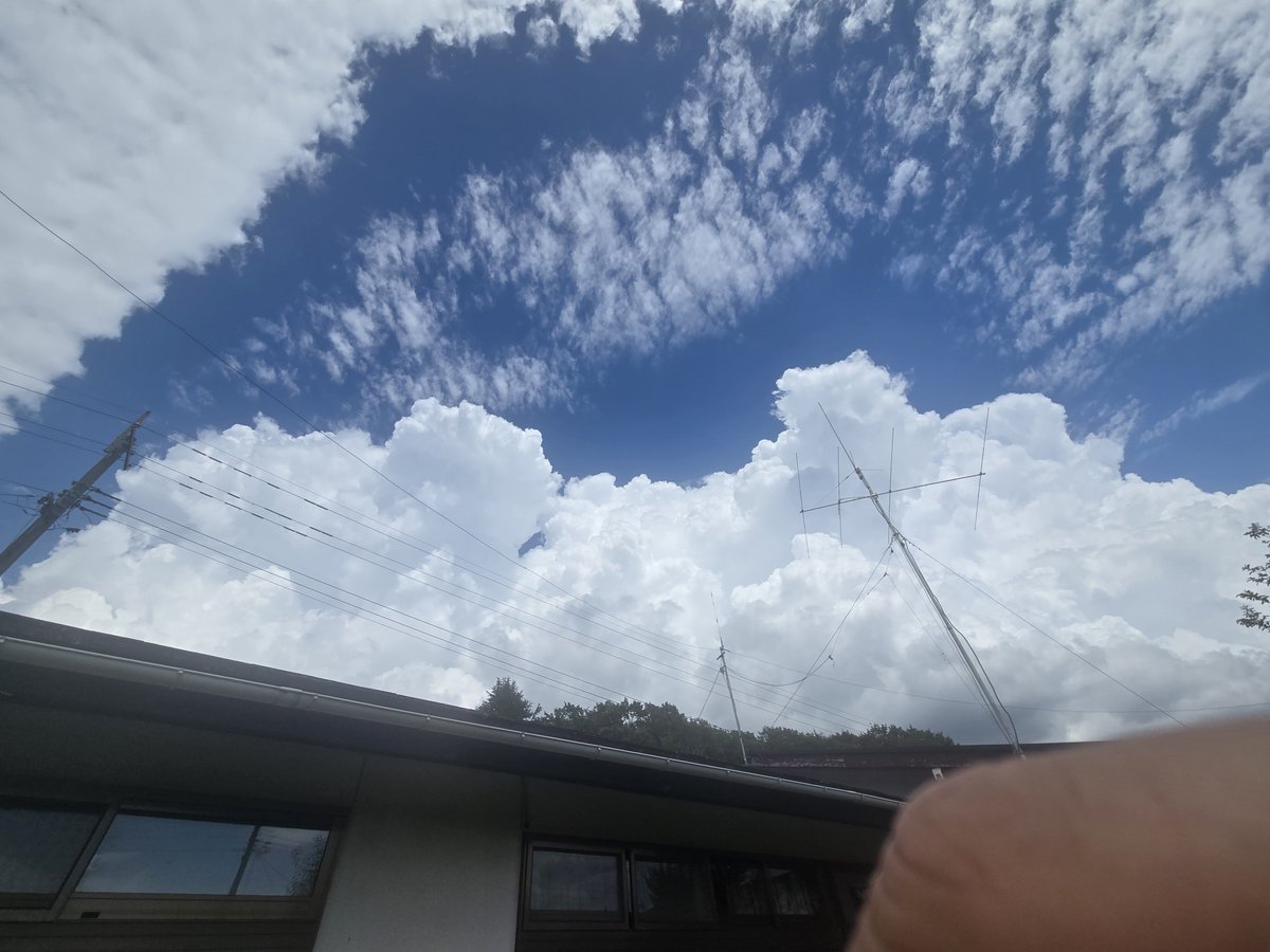 JF1XVD's tweet photo. なんかヤバそうな雲が西にも東にも。アンテナケーブル、電源ケーブル外しとこう。 https://t.co/9NH9yby6JJ