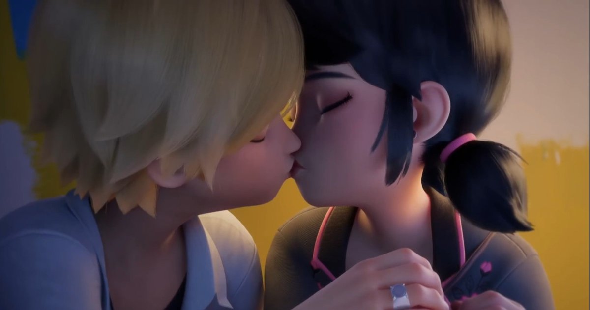 jesusmiraculer_'s tweet photo. Escena post-credictos para S7:

"Ya no puedo seguir con esto, Tikki.
Alya tiene razón.
No puedo estar con Adrien y seguir mintiéndole.
Pero tampoco puedo decirle la verdad.
No tengo elección, lo nuestro se acabó."

#MLBS6Finale https://t.co/wbfIldYtVY