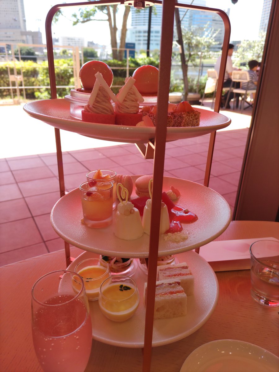 mari19980211's tweet photo. 今日も暑いですね。

横浜にアフタヌーンティーしに来ています。
涼しい、オシャレ、美味しい！
癒やされますｽﾃｷ(✼•ᴗ•⁎)✲*｡❀.*･ﾟ https://t.co/juJ4kv9kvB