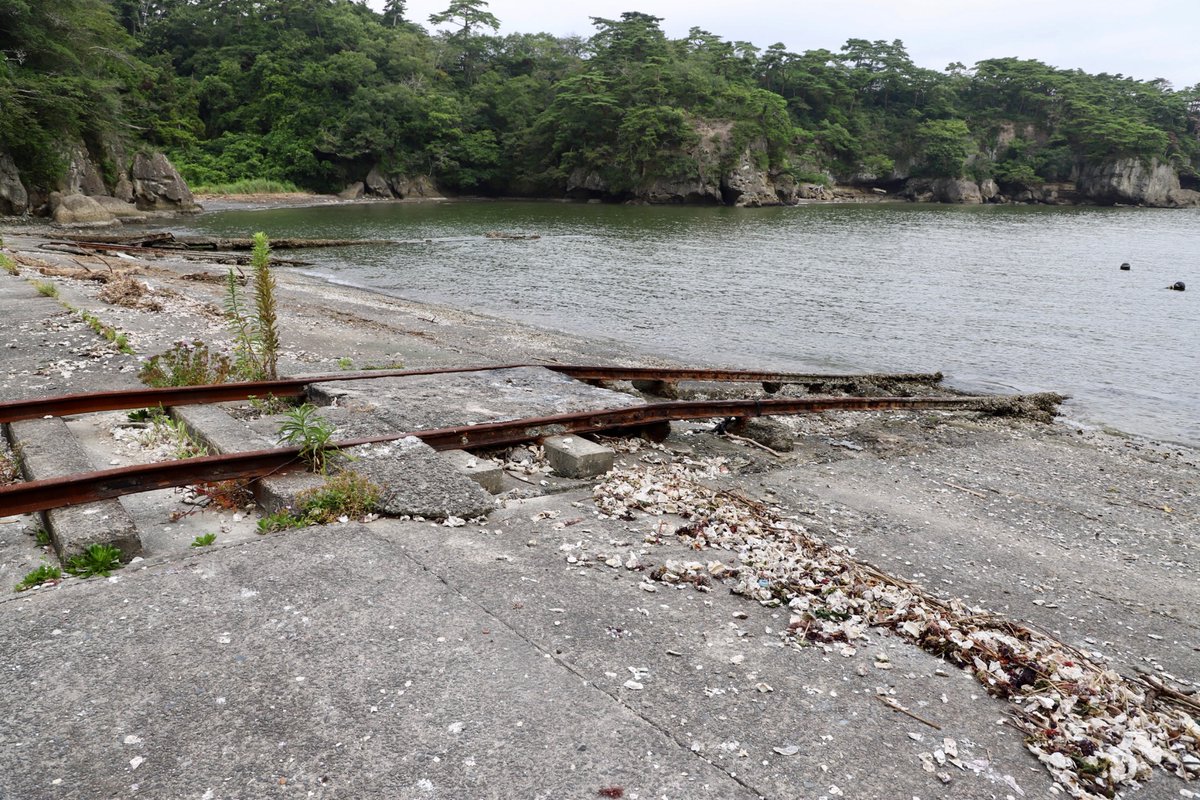 in04763884's tweet photo. 海へ延びる錆びた軌道、その陸側や波打ち際には #震洋 を載せた台車が残る。震洋のものか定かでは無い古い碇も様々な漁具やロープが絡まって転がっていた。

#第146震洋隊基地跡
#宮城県 #東松島市 #宮戸島 https://t.co/kMFxqExCfI