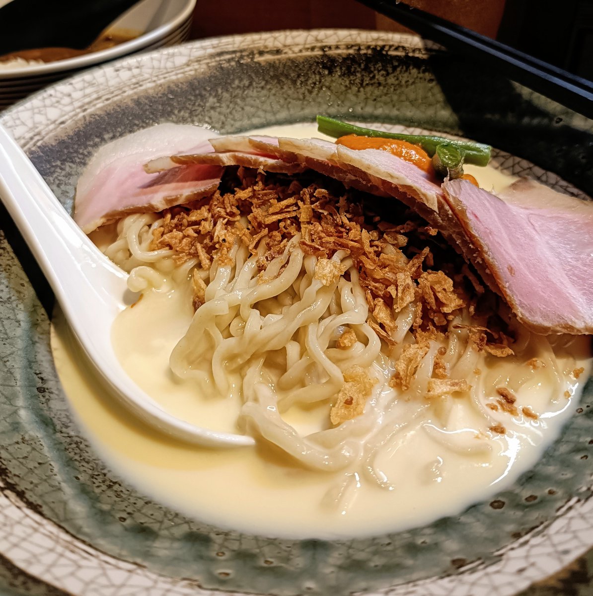 maruneon's tweet photo. 日本橋朱鷺さん@小伝馬町

冷やし狙いで🏃初訪

冷たくて優しい甘味塩味の絶品のとうもろこしスープ🌽に冷水締めコシ強中太麺

満足盛りな極旨レアチャーにザクうま食感のフラオニと濃密トマトペーストが脇を硬める最高の逸杯

具沢山ミニカレーもうまうま😋大満足

｢限定 冷やし🌽ラーメン､ミニ🍛｣ https://t.co/YPtDxQsCFy