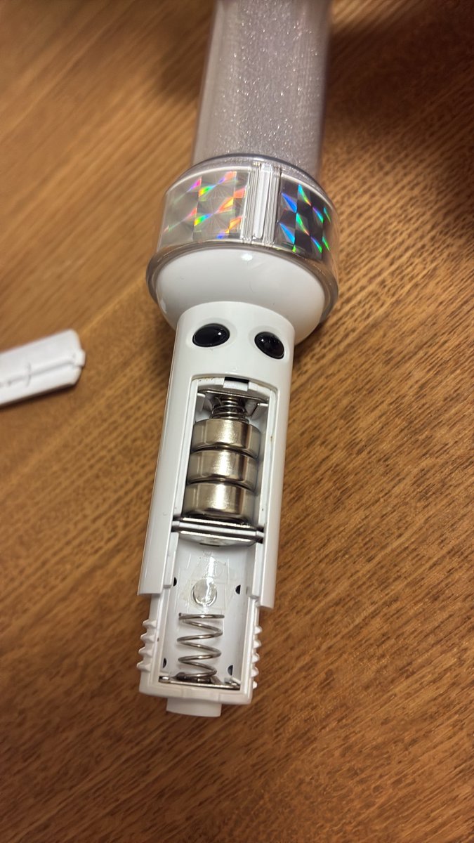 side_doka's tweet photo. <人生ギリギリメモ>

ペンライトのボタン電池は3個でもギリ付く https://t.co/xvLpkR8Fwg