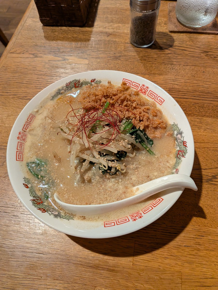 tkec71's tweet photo. ミッチーを祝いつつも少しかなしい気持ちになりながらラーメンをすするぜ、、 https://t.co/agaEs0bcyx