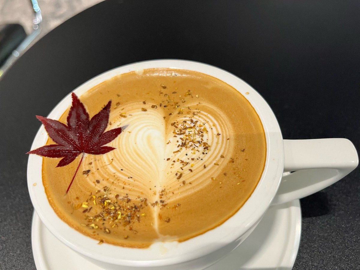 Jessssylads's tweet photo. Cool breeze, maple leaves turning red, and iced latte in hand—autumn’s here and it’s pure joy! ， https://t.co/gfF66wBT4O