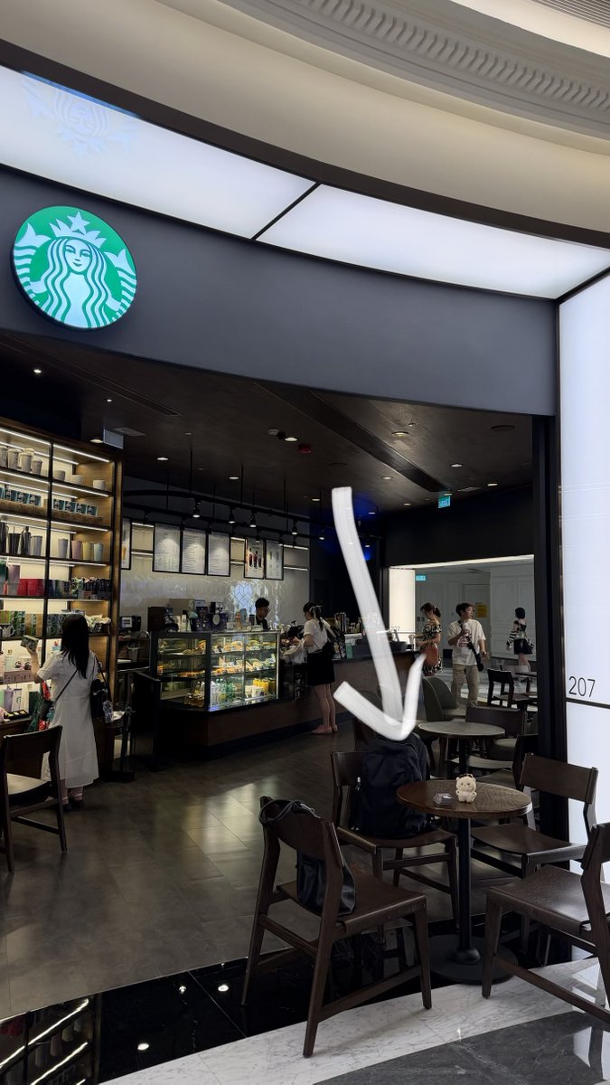 jihoon_capture's tweet photo. 我到會場了💚💛💖1點鐘開始派小卡😛我在2/F Starbucks ，最外面的那張桌子😆😆😆
電梯上到2/F 看到新八佰伴向右轉就看到Starbucks了

행사장에 도착했어요💚💛💖 1시에 티켓 배부가 시작됐어요😆😆😆 저는 2층 스타벅스, 가장 바깥쪽 테이블에 앉았어요😛 https://t.co/rI633f7Caz