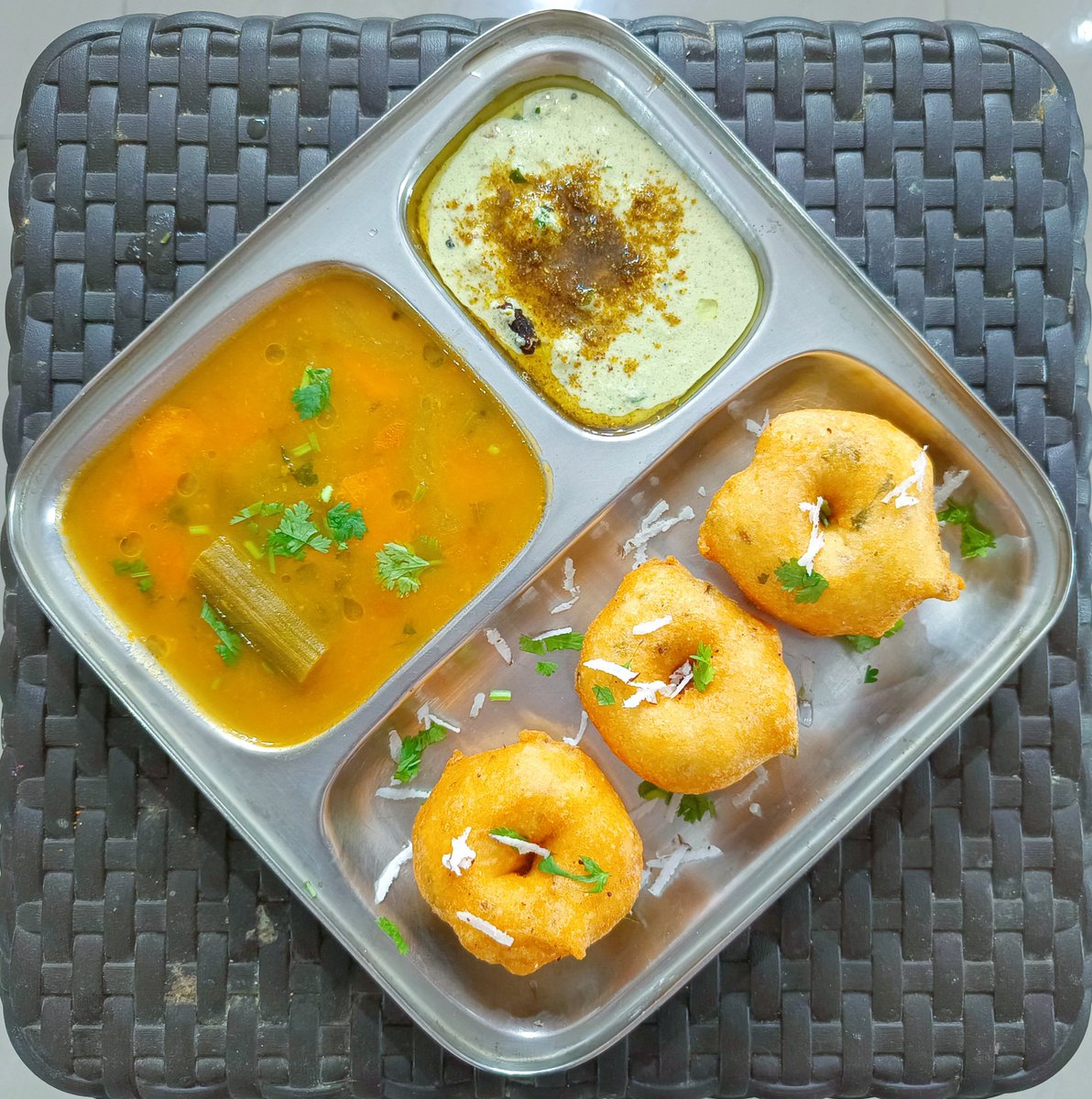 MUKULISLEO's tweet photo. South Indian Affair; #VadaSambar..!!!

#Breakfast...

Accompanied by coconut chutney &amp; podi..🙏🏼👨🏼‍🍳🤘🏼 https://t.co/LXOF3y0YJ7