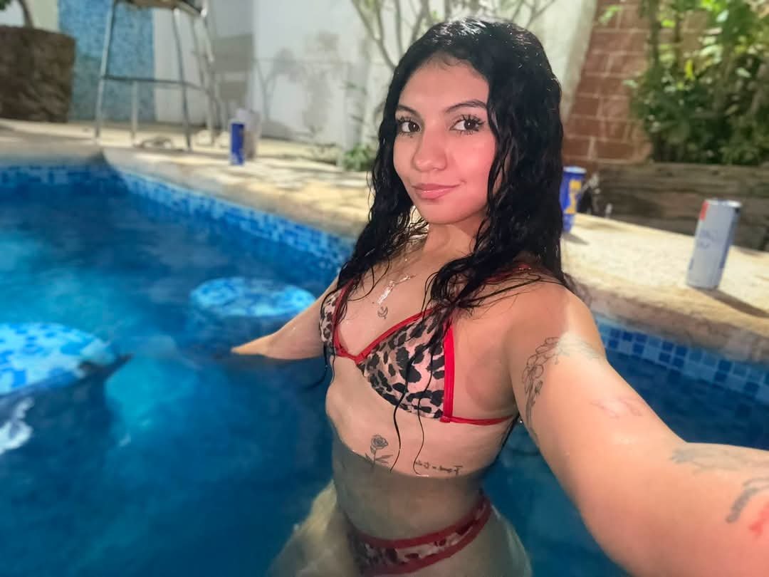 chicaspoolbeach's tweet photo. 😎 https://t.co/PchAsDo80T
