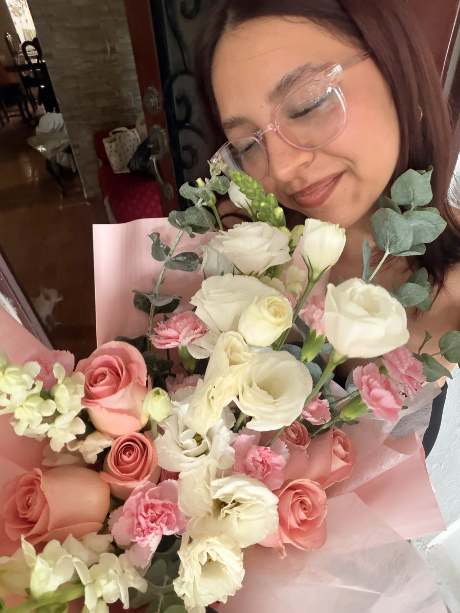 jkvidulk's tweet photo. Amo tanto a mi novio, siempre me llena de flores ❤️❤️❤️ https://t.co/DM0FrUGX6I
