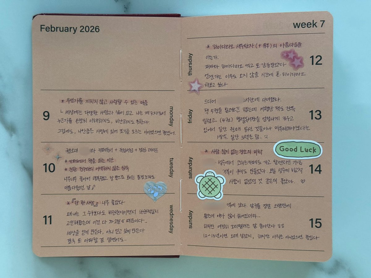 thewaytolive_'s tweet photo. 📝 다이어리 아이디어 ~
: 하루마다 일상 속에서 ‘아름다움’ 하나씩 찾아 기억하고 기록하기 .ᐟ

𓈓 ݁₊ ⊹ . ݁˖ .

로랑스 드빌레르 작가님의 『모든 삶은 흐른다』를 읽고 배운 기록 방법인데요 .ᐟ

‘아름다움’이란 거대하고 대단한 것이 아니라, 일상 속에서 발견하는 찰나의 순간이라는 점을 기억하며 적어두면 1년이 끝날 때에는 총 365개의 아름다움이 쌓이는 거죠 :)

내가 아름답다고 생각한 순간을 포착하면 결국 내가 어떤 사람인지도 잘 알 수 있게 되고.. 그러면 1년을 잘 살았다 .ᐟ 라고 생각할 수 있지 않을까요 ♡

생각보다 아름다움을 포착해내는 일이란 어려워서 요즘은 이렇게 안 쓰지만 😅 그렇게 애써서 하루하루를 살아냈을 때가 더 풍요로웠던 것 같기도…
다시 시도해볼까 싶네요 ㅎ.ㅎ