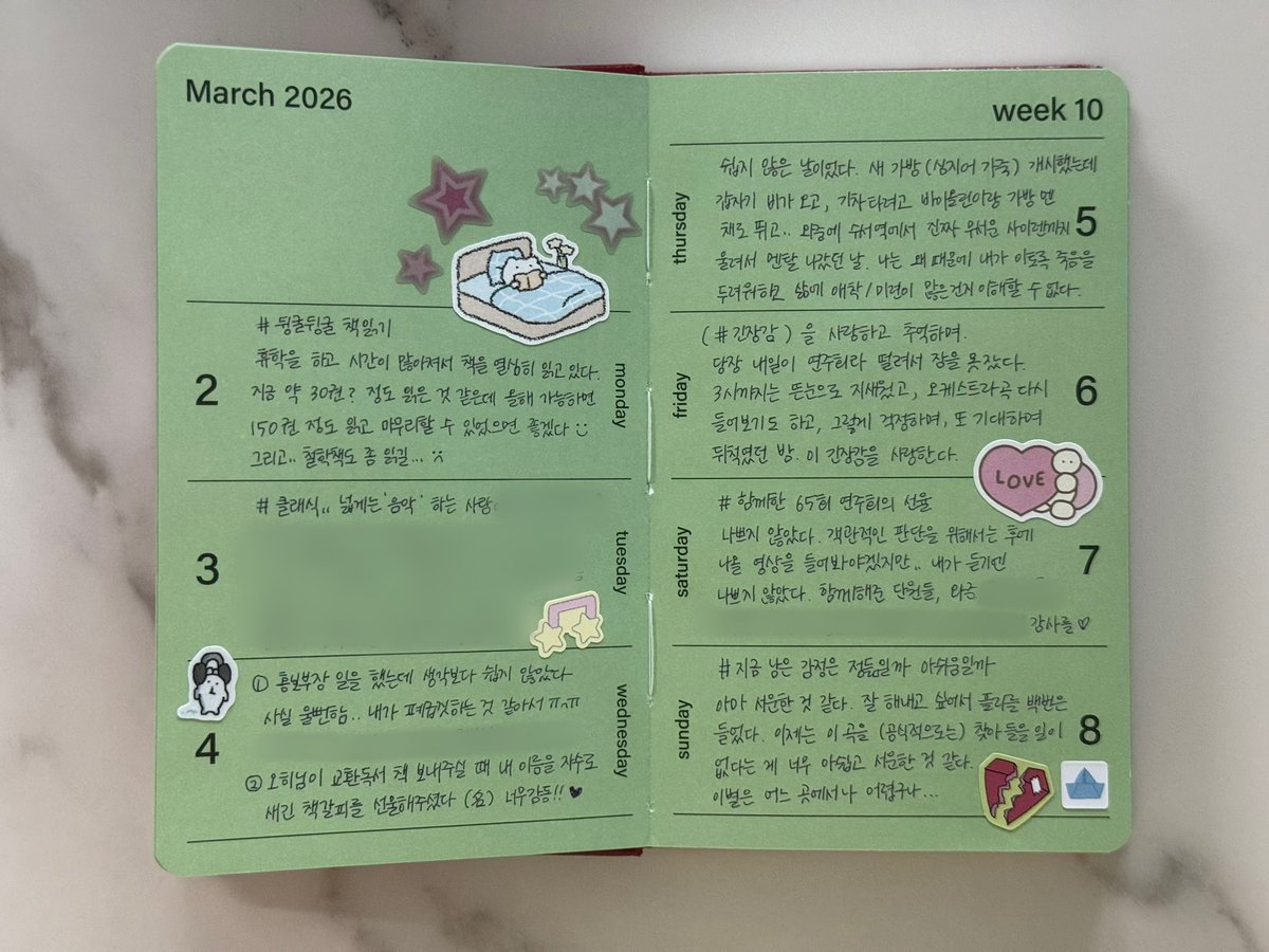 thewaytolive_'s tweet photo. 📝 다이어리 아이디어 ~
: 하루마다 일상 속에서 ‘아름다움’ 하나씩 찾아 기억하고 기록하기 .ᐟ

𓈓 ݁₊ ⊹ . ݁˖ .

로랑스 드빌레르 작가님의 『모든 삶은 흐른다』를 읽고 배운 기록 방법인데요 .ᐟ

‘아름다움’이란 거대하고 대단한 것이 아니라, 일상 속에서 발견하는 찰나의 순간이라는 점을 기억하며 적어두면 1년이 끝날 때에는 총 365개의 아름다움이 쌓이는 거죠 :)

내가 아름답다고 생각한 순간을 포착하면 결국 내가 어떤 사람인지도 잘 알 수 있게 되고.. 그러면 1년을 잘 살았다 .ᐟ 라고 생각할 수 있지 않을까요 ♡

생각보다 아름다움을 포착해내는 일이란 어려워서 요즘은 이렇게 안 쓰지만 😅 그렇게 애써서 하루하루를 살아냈을 때가 더 풍요로웠던 것 같기도…
다시 시도해볼까 싶네요 ㅎ.ㅎ