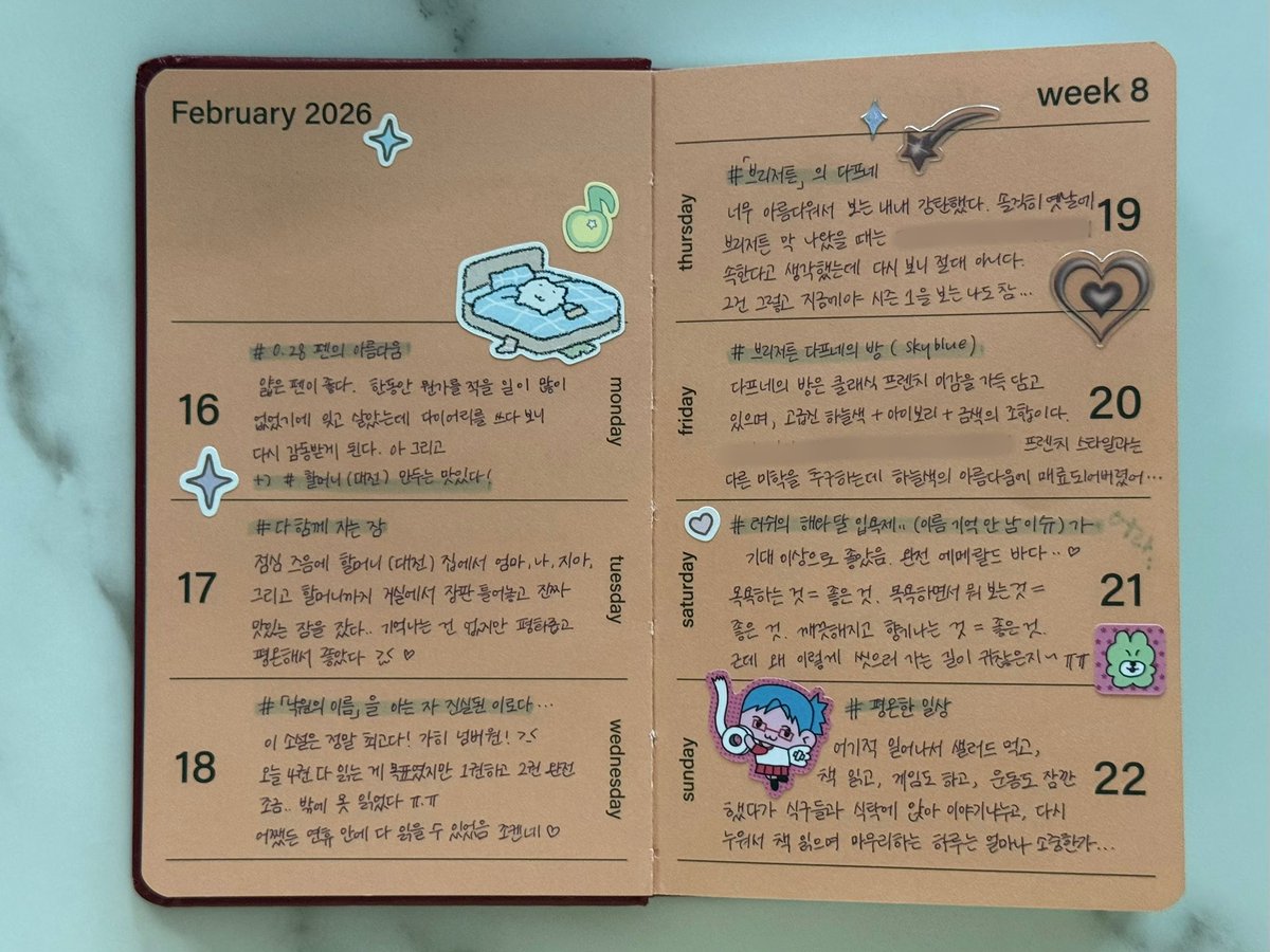 thewaytolive_'s tweet photo. 📝 다이어리 아이디어 ~
: 하루마다 일상 속에서 ‘아름다움’ 하나씩 찾아 기억하고 기록하기 .ᐟ

𓈓 ݁₊ ⊹ . ݁˖ .

로랑스 드빌레르 작가님의 『모든 삶은 흐른다』를 읽고 배운 기록 방법인데요 .ᐟ

‘아름다움’이란 거대하고 대단한 것이 아니라, 일상 속에서 발견하는 찰나의 순간이라는 점을 기억하며 적어두면 1년이 끝날 때에는 총 365개의 아름다움이 쌓이는 거죠 :)

내가 아름답다고 생각한 순간을 포착하면 결국 내가 어떤 사람인지도 잘 알 수 있게 되고.. 그러면 1년을 잘 살았다 .ᐟ 라고 생각할 수 있지 않을까요 ♡

생각보다 아름다움을 포착해내는 일이란 어려워서 요즘은 이렇게 안 쓰지만 😅 그렇게 애써서 하루하루를 살아냈을 때가 더 풍요로웠던 것 같기도…
다시 시도해볼까 싶네요 ㅎ.ㅎ