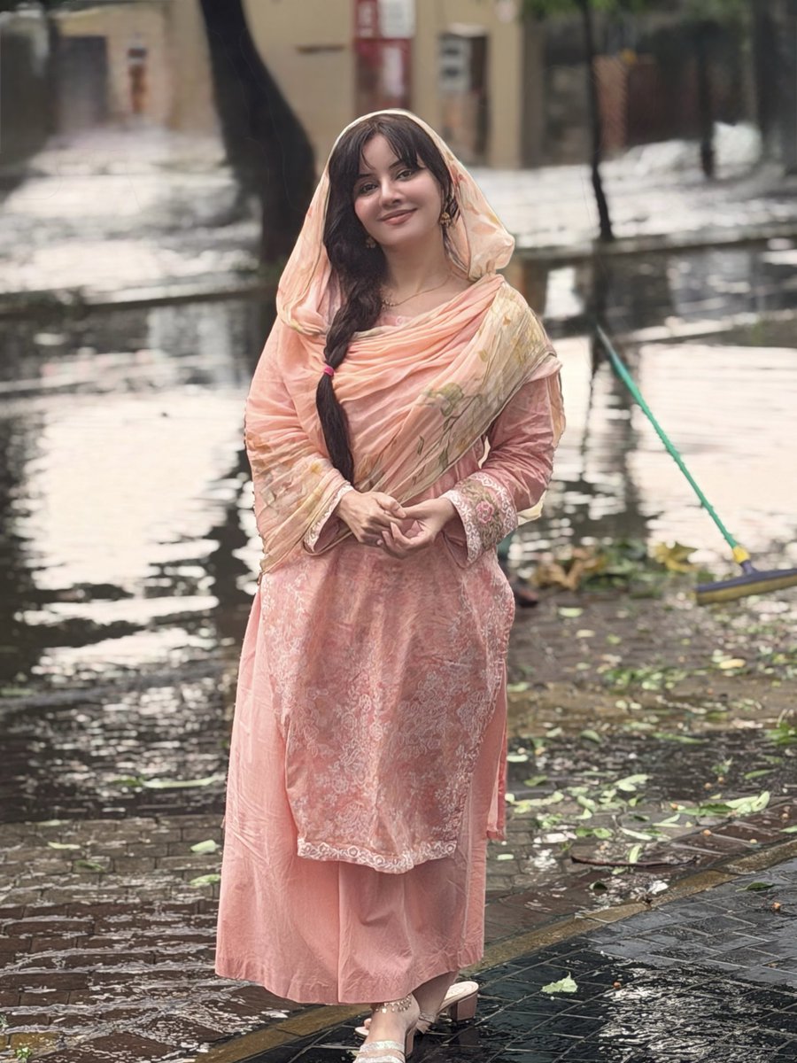 Rabipirzada's tweet photo. لاہور میں رحمت برس رہی ہے 🌧️
اللہ پاک اس بارش کو سب کے لیے خیر و برکت کا ذریعہ بنائے۔ آمین
#LahoreRain #Barish #AllahKiRehmat #Alhamdulillah #RainyWeather #Lahore #Rehmat #Barkat #Dua #Ameen https://t.co/6YK1Y394JE