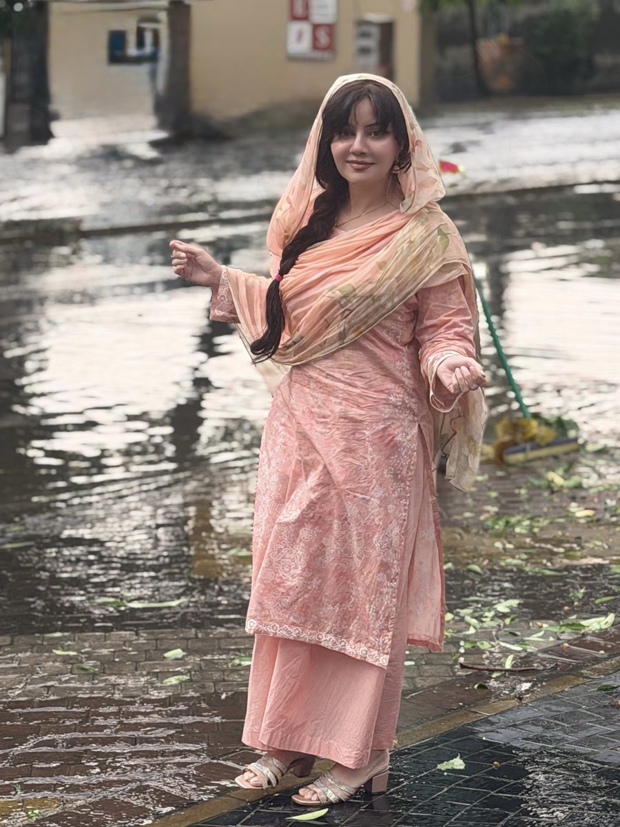 Rabipirzada's tweet photo. لاہور میں رحمت برس رہی ہے 🌧️
اللہ پاک اس بارش کو سب کے لیے خیر و برکت کا ذریعہ بنائے۔ آمین
#LahoreRain #Barish #AllahKiRehmat #Alhamdulillah #RainyWeather #Lahore #Rehmat #Barkat #Dua #Ameen https://t.co/6YK1Y394JE