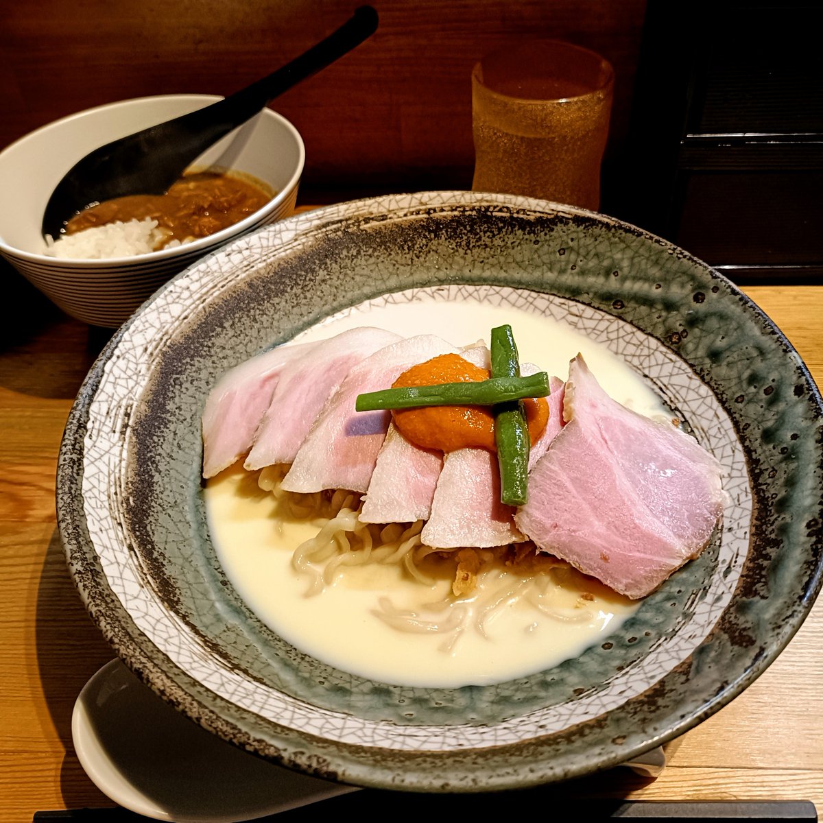 maruneon's tweet photo. 日本橋朱鷺さん@小伝馬町

冷やし狙いで🏃初訪

冷たくて優しい甘味塩味の絶品のとうもろこしスープ🌽に冷水締めコシ強中太麺

満足盛りな極旨レアチャーにザクうま食感のフラオニと濃密トマトペーストが脇を硬める最高の逸杯

具沢山ミニカレーもうまうま😋大満足

｢限定 冷やし🌽ラーメン､ミニ🍛｣ https://t.co/YPtDxQsCFy