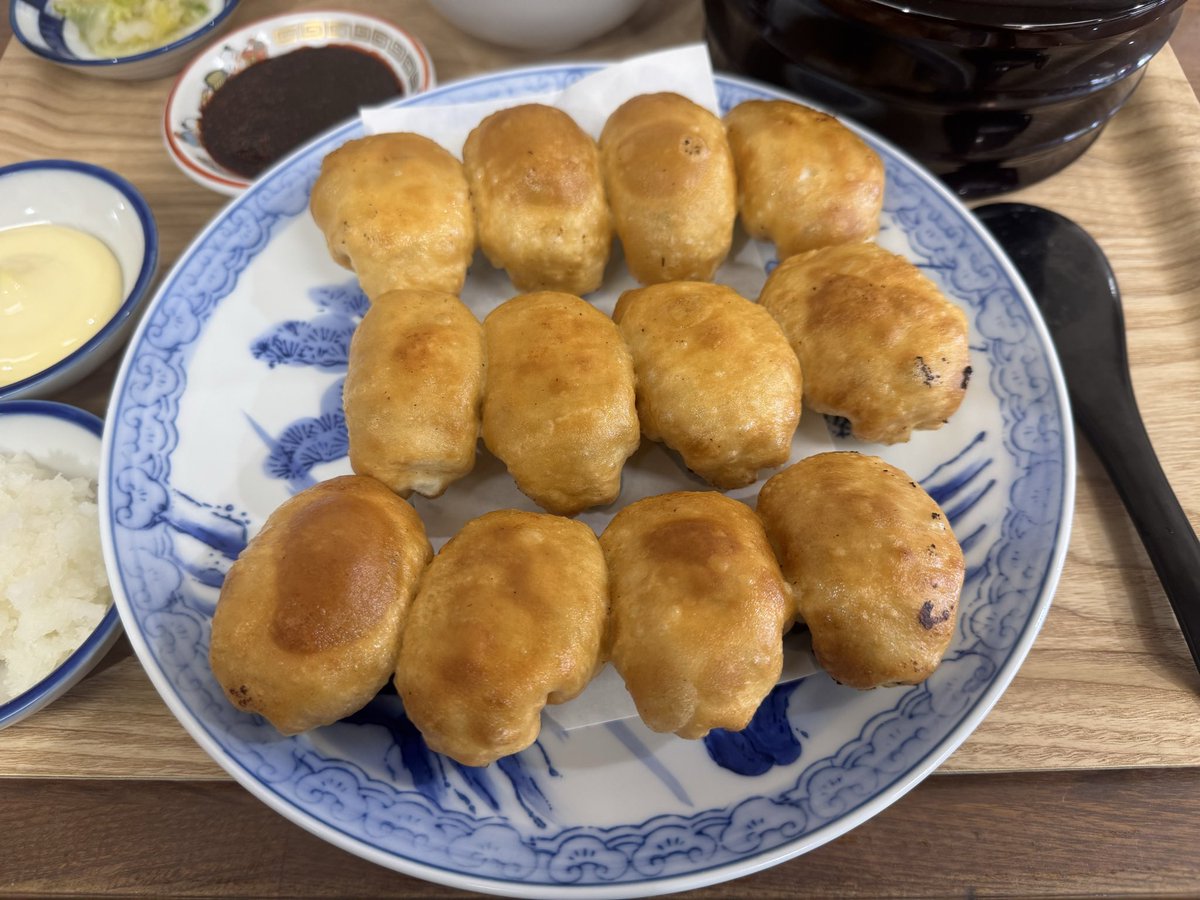 diamond_NO5's tweet photo. ☆丸金餃子🥟足利

通い続けて何年になるかなぁ〜

ふとした時に無性に食べたくなる餃子がここにある。

つけタレも進化して変えて食べるのもこれまたgood❗️

本日は自家製ゴマラー油・マヨネーズ＋ポン酢・大根おろし(SNSサービス)で実食！

大根おろし＋ポン酢がさっぱりしてておすすめです。 https://t.co/hOB9LRvUKM