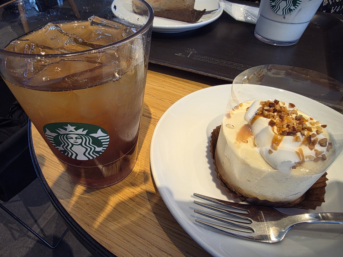 Ho023's tweet photo. スタバ屋さんに来ました。 https://t.co/zd4L4HJ5ob