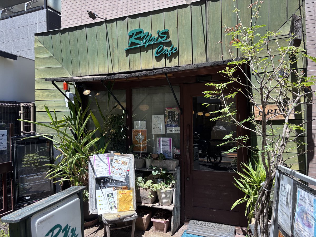 kyokota2000's tweet photo. 東京バンドワゴンの小説を読んで感化され、日暮里、谷中、千田木近辺をウロウロしたのですが、お昼はChatGPTのお勧めの場所で、
谷中銀座と根津神社⛩️。残念ながら古本屋さんは見当たりませんでした。 https://t.co/SdyPEcZpsu