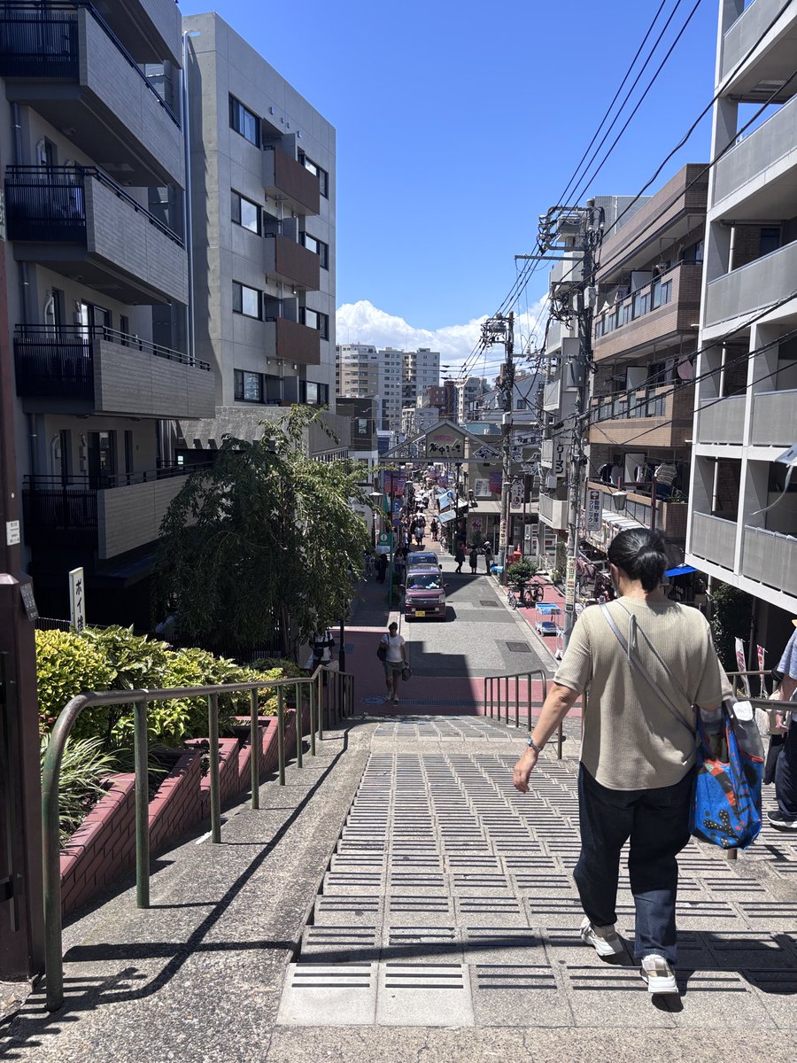 kyokota2000's tweet photo. 東京バンドワゴンの小説を読んで感化され、日暮里、谷中、千田木近辺をウロウロしたのですが、お昼はChatGPTのお勧めの場所で、
谷中銀座と根津神社⛩️。残念ながら古本屋さんは見当たりませんでした。 https://t.co/SdyPEcZpsu