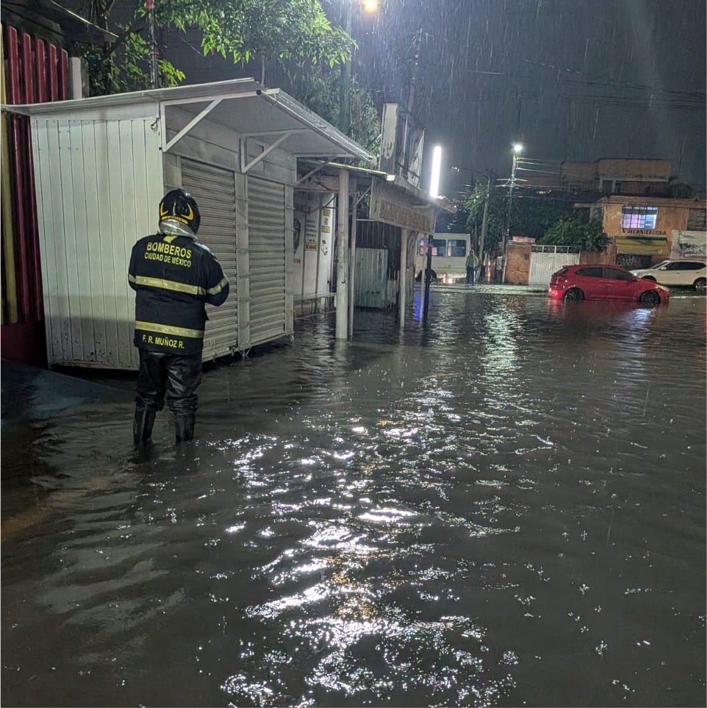 JefeVulcanoCova's tweet photo. Estamos atendiendo distintos puntos de la ciudad donde se registran emergencias por lluvia. Estos son los datos #AlMomento.

31 Árboles caídos
  2 Postes caídos 
16 Encharcamientos 
  7 Cortocircuitos
@ClaraBrugadaM https://t.co/HrSBHSRQmq