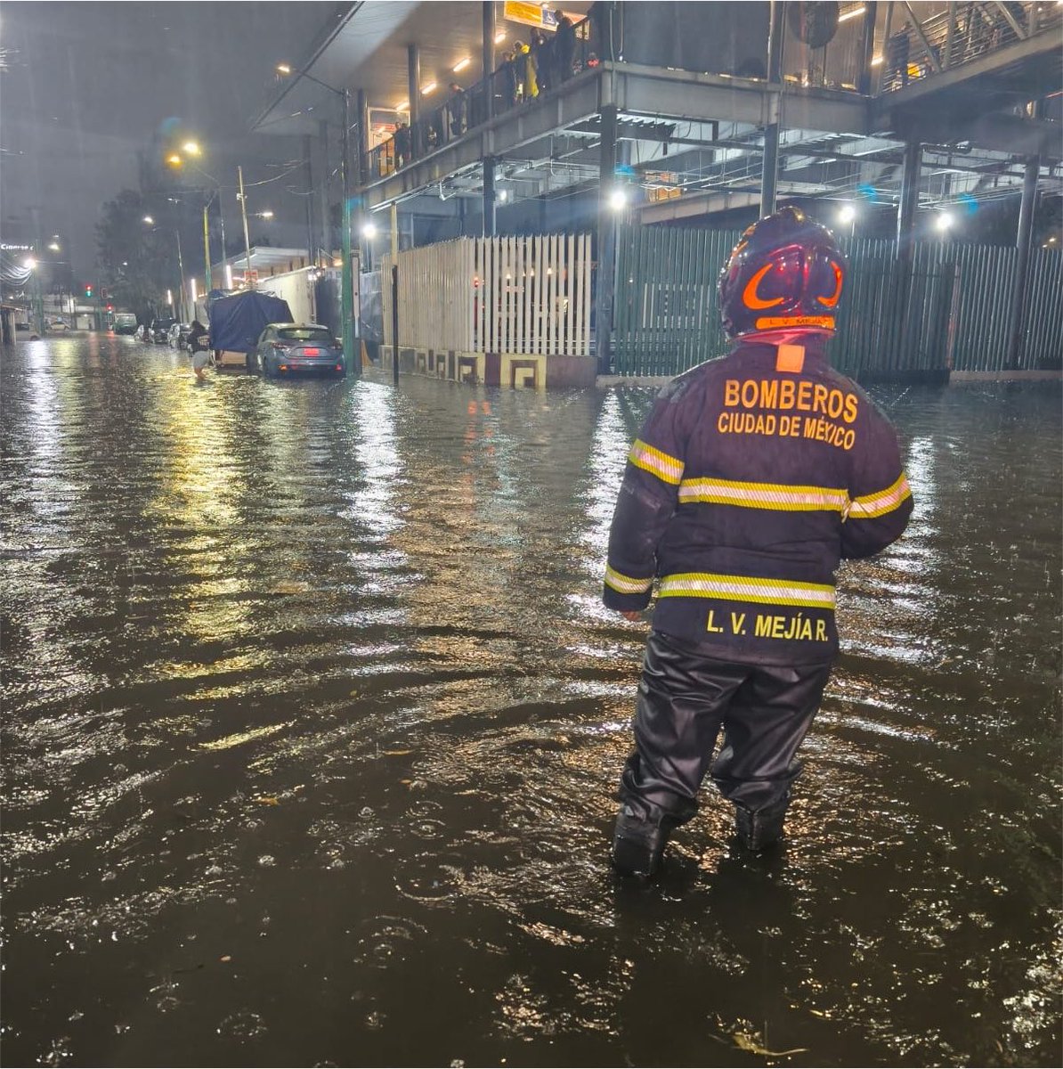 JefeVulcanoCova's tweet photo. Estamos atendiendo distintos puntos de la ciudad donde se registran emergencias por lluvia. Estos son los datos #AlMomento.

31 Árboles caídos
  2 Postes caídos 
16 Encharcamientos 
  7 Cortocircuitos
@ClaraBrugadaM https://t.co/HrSBHSRQmq