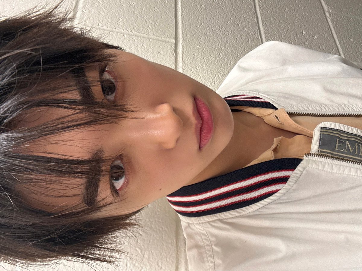 keonholds's tweet photo. keep this prettymaxxing #건호 selca coming https://t.co/BsUmTvr5ev