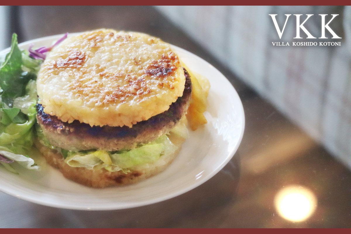 VKoshido's tweet photo. 【VILLA KOSHIDO KOTONI】
大ほっかいどう祭in道庁赤レンガガーデンで出店中の「赤井川バーガー」、ボリュームたっぷりで食べ応え抜群でした🍔🌟

北海道の美味しいものでお腹を満たしたあとは、ホテルでごゆっくりとおくつろぎくださいませ。 https://t.co/piLEJGpCHv