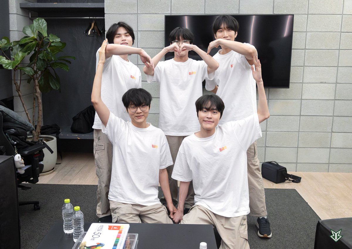 Brionesports's tweet photo. ※ 한진 브리온 팬분들 눈에만 '완.벽.한 하트' 로 보이는 사진 입니다. ※ https://t.co/hTuxS2VjId