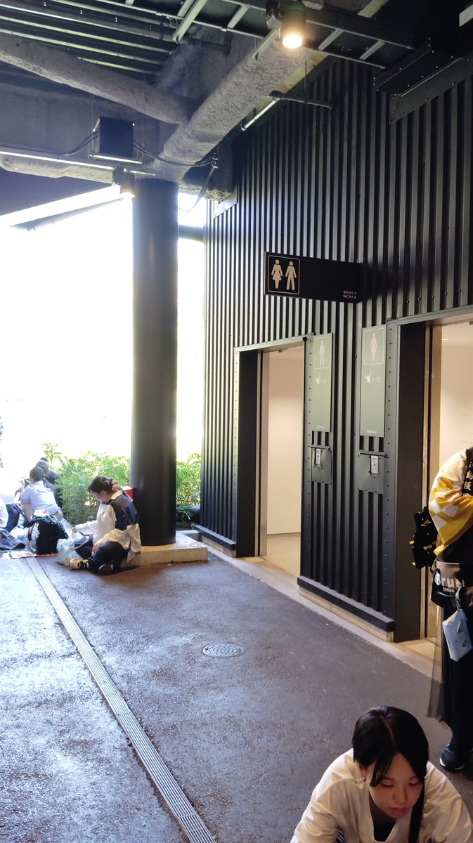 halu___A's tweet photo. @riri_3stm お世話になっております。
当方会場に到着したのでご連絡させていただきました。
現在アリーナ入場口から右手に進んだトイレの前におりますのでお取引可能になりましたらご連絡お願いいたします🙇‍♀️
先に目印として、当方画像のうりゃしまミニ痛バにポケセンの黄色いショッパー所持しております https://t.co/HjywSkZLIQ
