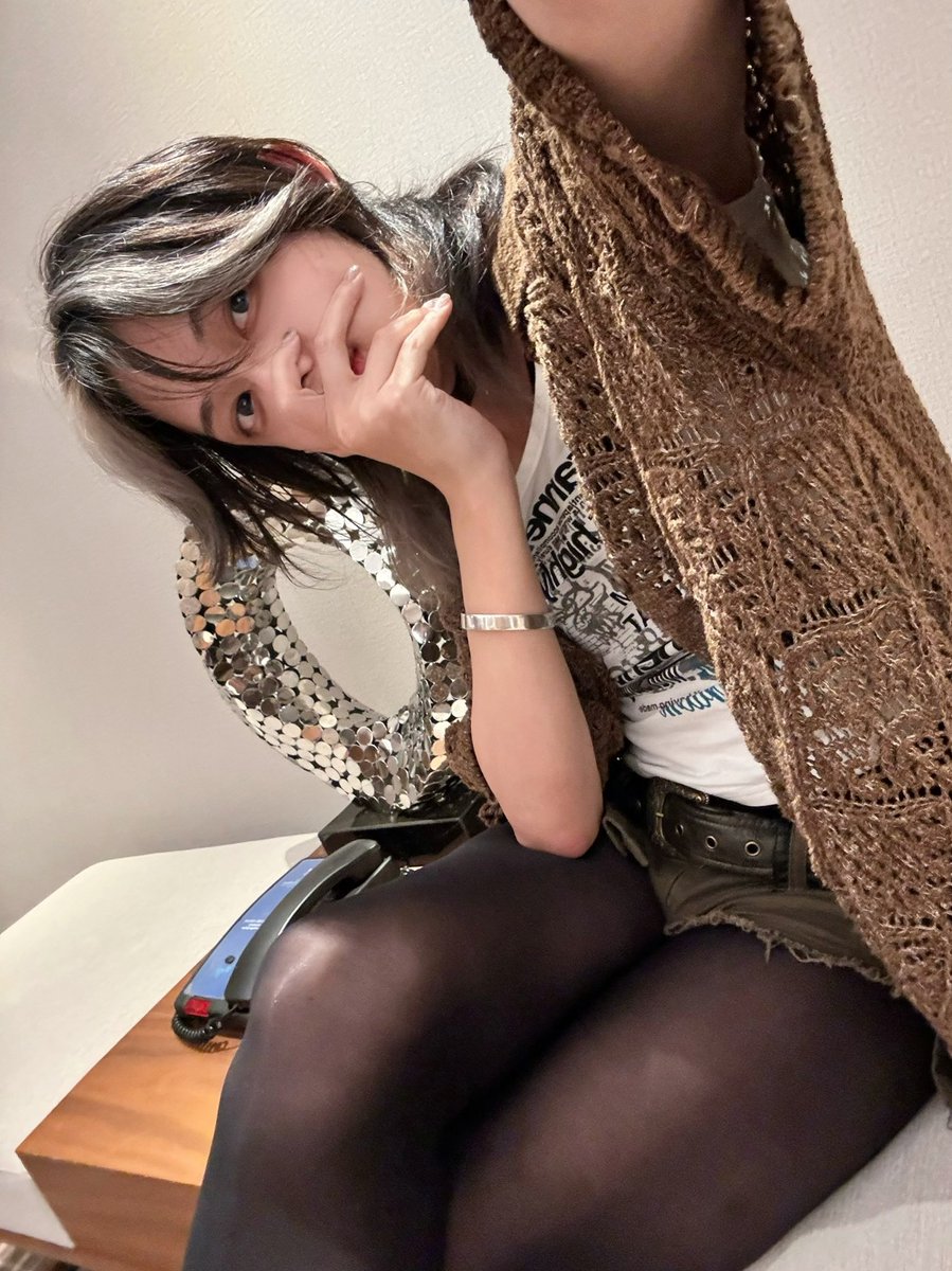 AnkaAnkaE's tweet photo. 上海喝酒穿搭，随机抽取一位幸运路人奖励给我清理鞋底💕 https://t.co/cut0okKds8