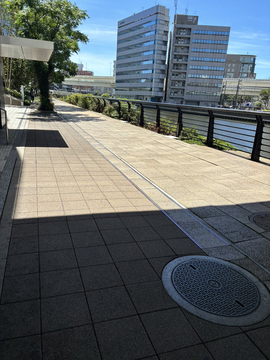 mtm06280's tweet photo. 2026/8/8 13:35頃
日産グローバル本社ギャラリー前の
水際線プロムナードに
Freecusの2025秋冬のシルバーのパールのネックレスの落とし物ありました。
Kアリーナ横浜のスタッフさんに預けました。
よろしければ拡散お願い致します。
#超特急　#落とし物　#タカシ https://t.co/i9I9B2nFXa