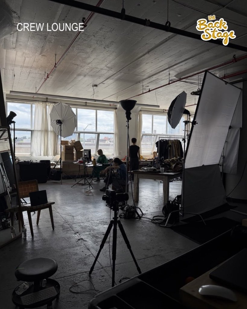 THExBACKSTAGE's tweet photo. ⠀
⠀
CREW LOUNGE — Chillin' & Brainstorming Spot

Tempat paling favorite buat crew nyantai! Mau brainstorming ide gila, chitchat random, atau cuma mau bobo cakep pas breaktime, di sini tempatnya. Plus, lighting setup-nya selalu standby buat yang mau photoshoot dadakan buat profile LinkedIn HEHE 😉

   ⠀⠀⠀