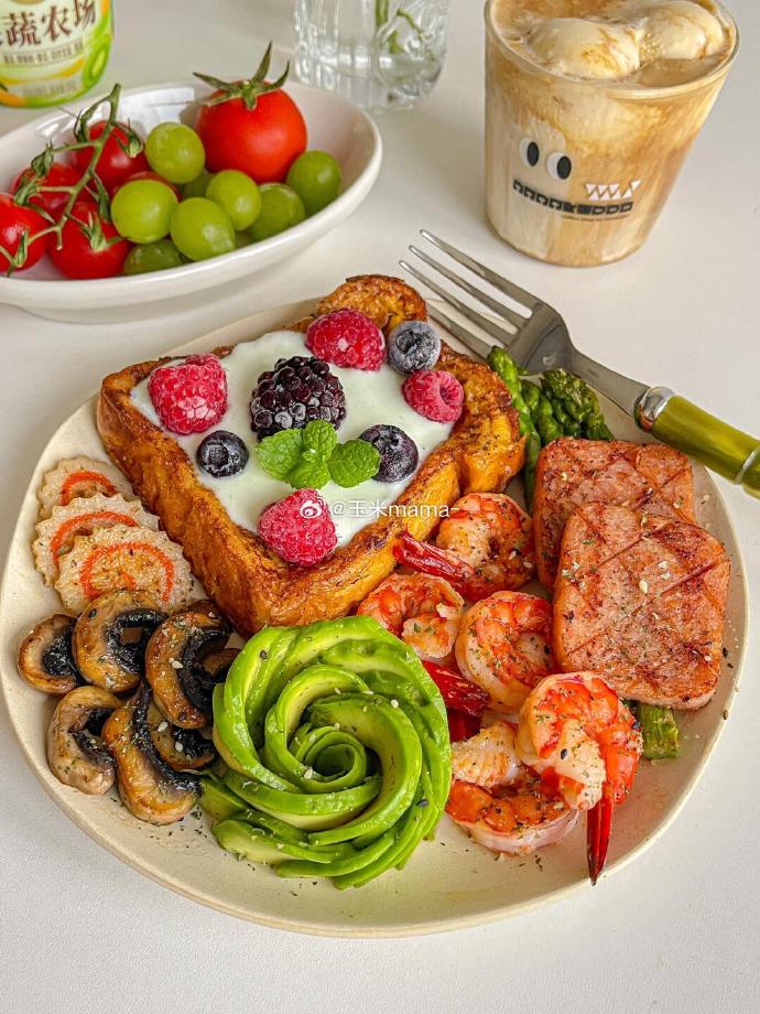 VREMENI___NET's tweet photo. Just made a quick avocado toast with a sprinkle of flaky salt and a side of berry yogurt for lunch  Simple, fresh and so satisfying!， https://t.co/XvILfmeKoG