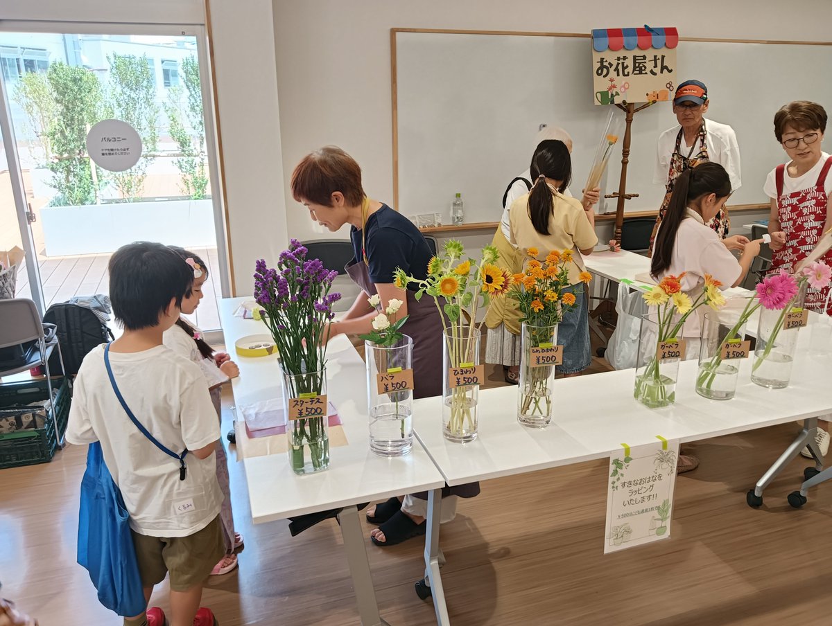 komaekubo1234's tweet photo. 今日の #こまえみらいテラス は子どもたちの楽しい声で溢れています！
市民活動支援センターの登録団体　#まなびデザインLAB のイベント子どものまちこまえが開催中！
まち♡ボラの参加者も #さかなつり のお店で活躍中！
#こまラジ
#KBase
#PLATHOME
#狛江市 https://t.co/zNCkOKQiq6