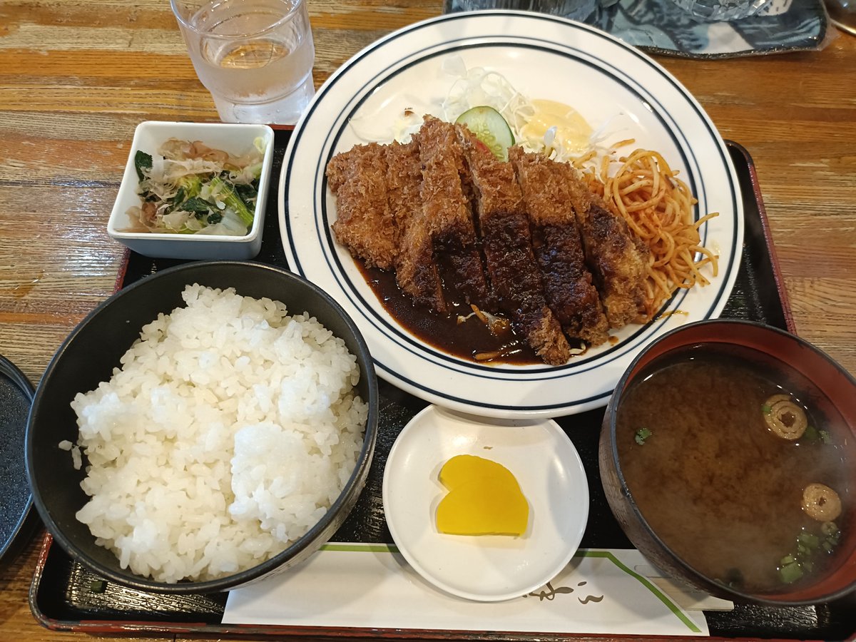 k2fox's tweet photo. #カプリーヌ
お昼はチキンカツ定食です

おや？　カウンターに特別なスパイスがｗｗｗ https://t.co/GKiFriG6ks