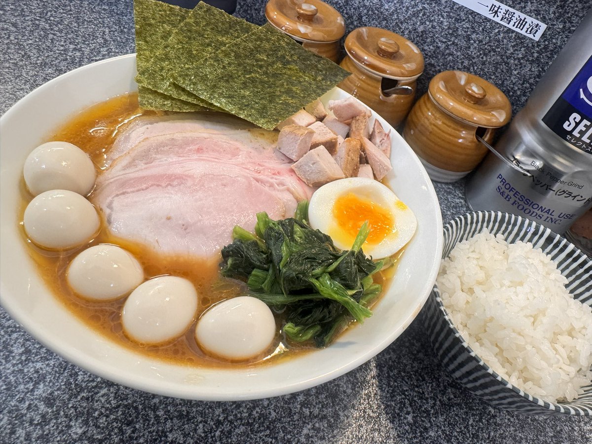 Temaezasiki's tweet photo. 七転び八起き  @西日暮里

⭐️上ラーメン🍜

⭐️ご飯🍚

⭐️うずら🥚

本家の今日1houseを凌駕するほどのブッ濃いスープ❤️
卓上の三つの壺🏺🏺🏺が良い仕事する⤴︎⤴︎
ご馳走様でした😋

満腹🐽満足🐽 https://t.co/TBMsiaVMle