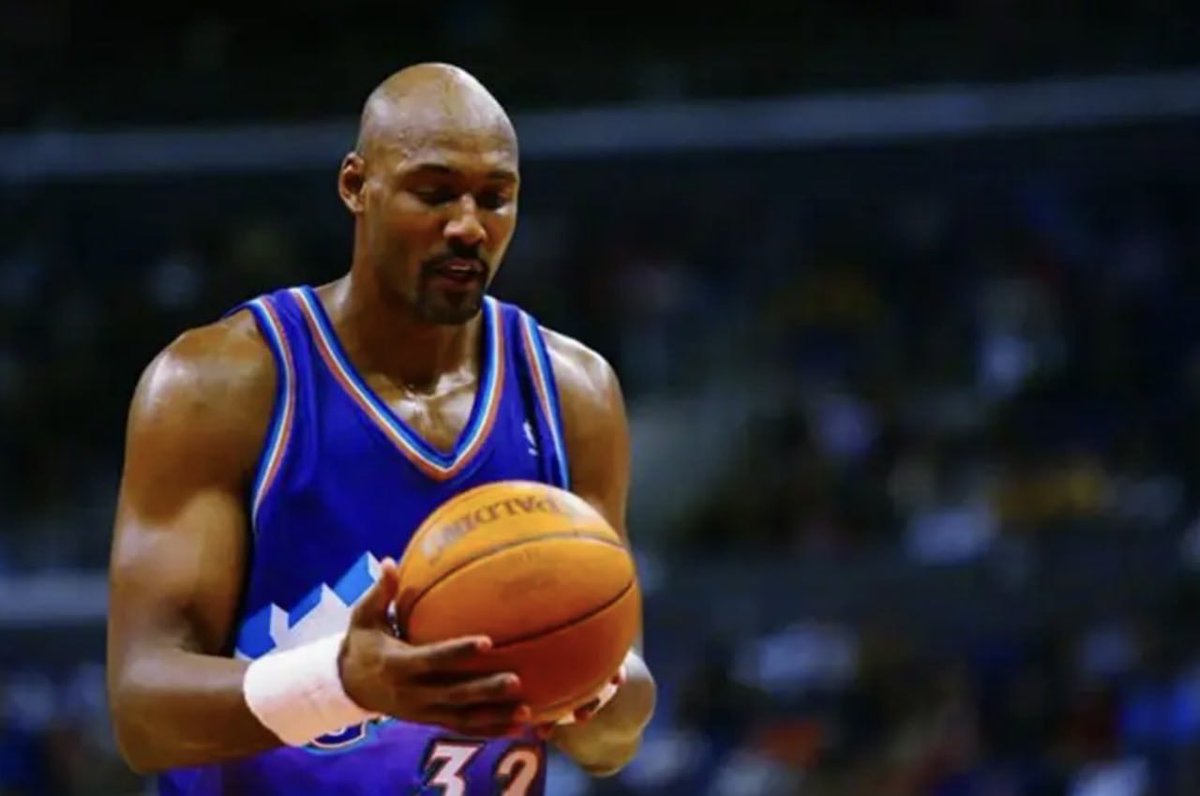 maiqiu0's tweet photo. 邓肯独一档！美媒重排NBA历史前20大前锋：字母哥飙到第5，浓眉第9
美媒《HoopsHype》最新发布了NBA历史大前锋TOP 20榜单。这份排名兼顾了巅峰高度、硬核荣誉和生涯长度，直接把大前锋位置的历史格局给���透了。
前五席位：神仙打架

1. 蒂姆·邓肯 没有任何悬念！5冠、3FMVP、2MVP，近20年如一日的攻防一体。邓肯不挑体系，因为他自己就是体系。历史第一大前锋这个位置，其他人只能争第二。

2. 卡尔·马龙 极致的耐用��稳定，历史级的得分产量+2个MVP。只可惜两次总决赛撞上乔丹缺冠，不然真能和邓肯叫叫板。

3. 凯文·加内特 全能大前锋的终极形态，防守覆盖面从内线铺到三分线。04年MVP+08年凯尔特人夺冠防守灵魂，输一手森林狼时期缺少团队荣誉，但攻防上限极高。

4. 德克·诺维茨基 用招牌“金鸡独立”改变了大前锋打法的划时代巨星。07年MVP加身，11年单核带队夺冠更是含金量拉满，一战封神。

5. 扬尼斯·阿德托昆博（字母哥） 现役第一大前锋！MVP、DPOY、冠军FMVP全齐，反击和攻框统治力历史级别。排第5非常合理，而且他还年轻，未来冲击历史前三只是时间问题。

6-10名：天赋与实力的碰撞
第6-8名： 巴克利、佩蒂特、埃尔文·海耶斯
第9名： 安东尼·戴维斯（浓眉）
第10名： 麦克海尔
重点说说浓眉： 单论巅峰期的比赛影响力，顶级护框+全能进攻的浓眉杀进前五都没问题，2020年夺冠也证明了硬实力。限制他排名的主要就是健康度和单独带队时的稳定性。

11-20名：冠军拼图与体系核心
11-14名： 大加索尔、谢伊斯、波什、罗德曼
第15名： 德雷蒙德·格林（追梦）
16-20名： 韦伯、卢卡斯、博比·琼斯、德布舍尔、阿尔德里奇

追梦排第15很耐人寻味： 数据确实不起眼，但看过勇士王朝的人都知道，库里决定上限，追梦决定下限。他是勇士防守体系的灵魂+进攻运转的中轴，虽然得分能力拉胯限制了排名，但第15名是对他体系价值的最大肯定。
你觉得字母哥未来能超越马龙和加内特挤进前三吗？浓眉排第9是高了还是低了？

#NBA历史排名