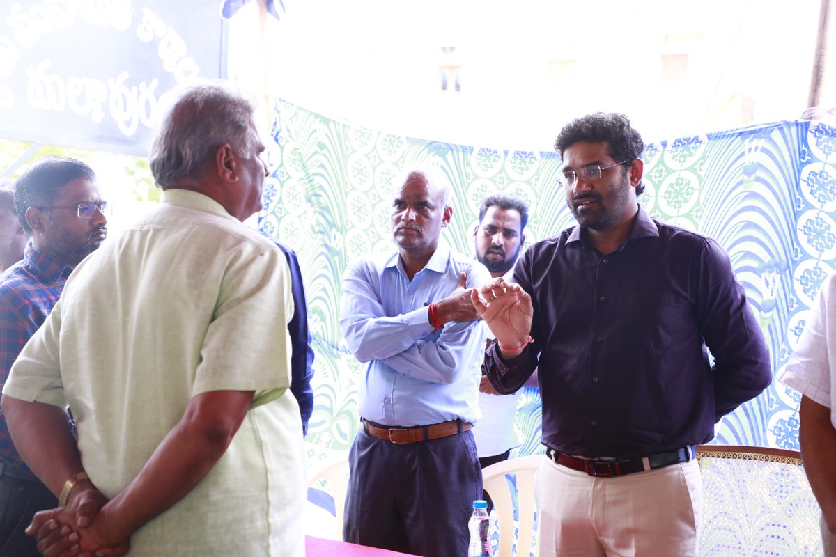 PrajaRajadhani's tweet photo. ప్రజారాజధాని అమరావతి మాస్టర్ ప్లాన్‌లో భాగంగా గ్రామ సర్క్యులేషన్ ప్లాన్, గ్రామ ఇంటిగ్రేషన్ ప్లాన్‌ల రూపకల్పన కోసం ఏపీ సిఆర్డీఏ శుక్రవారం, 2026 ఆగస్టు 7న నార్త్ ఈస్ట్  సెంట్రల్ గ్రిడ్‌-2 లో భాగమైన మల్కాపురం, మందడంలో గ్రామసభలు నిర్వహించింది. గ్రామస్థులకు అమరావతి మాస్టర్ ప్లాన్, గ్రామ రహదారుల సర్క్యులేషన్ ప్రణాళిక, ప్రతిపాదిత రహదారి నెట్‌వర్క్‌పై అవగాహన కల్పించడంతో పాటు వారి సూచనలు, అభిప్రాయాలను సేకరించేందుకు ఈ కార్యక్రమాన్ని నిర్వహించారు.

✅మల్కాపురం గ్రామసభలో APCRDA అడిషనల్ కమిషనర్ టి.రాహుల్ కుమార్ రెడ్డి IAS గారు పాల్గొన్నారు. అమరావతి మాస్టర్ ప్లాన్, గ్రామ సర్క్యులేషన్ ప్లాన్, గ్రామ ఇంటిగ్రేషన్ ప్లాన్‌ల గురించి అడిషనల్ కమిషనర్ గారు గ్రామస్తులకు వివరించారు. 

✅మల్కాపురం, మందడం గ్రామసభలలో.. గ్రామాల్లోని ప్రస్తుత రహదారులను ల్యాండ్ పూలింగ్ స్కీమ్(ఎల్‌పీఎస్) జోన్‌ల ప్రకారం ప్రతిపాదించిన రహదారి నెట్‌వర్క్‌తో అనుసంధానం చేయడం, గ్రామ రహదారుల ప్రణాళిక, భవిష్యత్ అవసరాలకు అనుగుణంగా మౌలిక సదుపాయాల అభివృద్ధిపై గ్రామస్థులకు స్పెషల్ డిప్యూటీ కలెక్టర్ ఎం.శేషిరెడ్డి, APCRDA ప్రిన్సిపాల్ ప్లానర్(FAC) ఏ.అజయ్ కుమార్, సంబంధిత అధికారులు వివరించారు.

@CollectorGuntur  #APCRDA #PeoplesCapital #PrajaRajadhani #Amaravati #AmaravatiMasterPlan #VillageCirculationPlan #VillageIntegrationPlan #GramaSabha #StakeholderConsultation #CommunityParticipation #VillageDevelopment #RoadNetworkPlanning #LPS #LandPoolingScheme #InfrastructurePlanning #UrbanPlanning #SustainableDevelopment #CitizenEngagement #Malkapuram #Mandadam #ParticipatoryPlanning #AndhraPradesh
