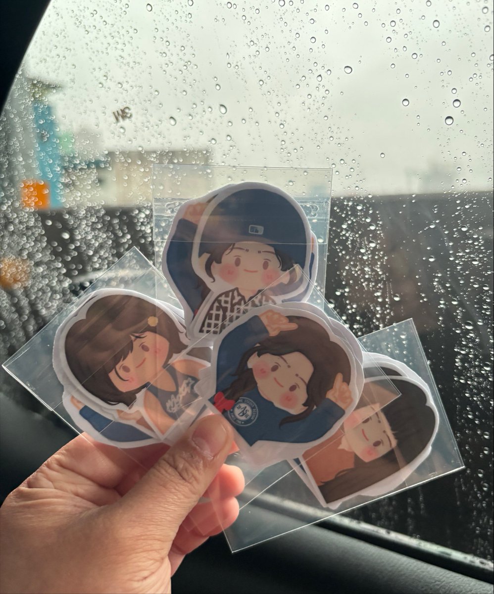 itsmoondesuu's tweet photo. Sorry guys binagyo pa nga. 😭😭🤣🤣
#4WARDinMNL #MAMAMOO #4WARDinMANILA https://t.co/qRa5TaOlnt