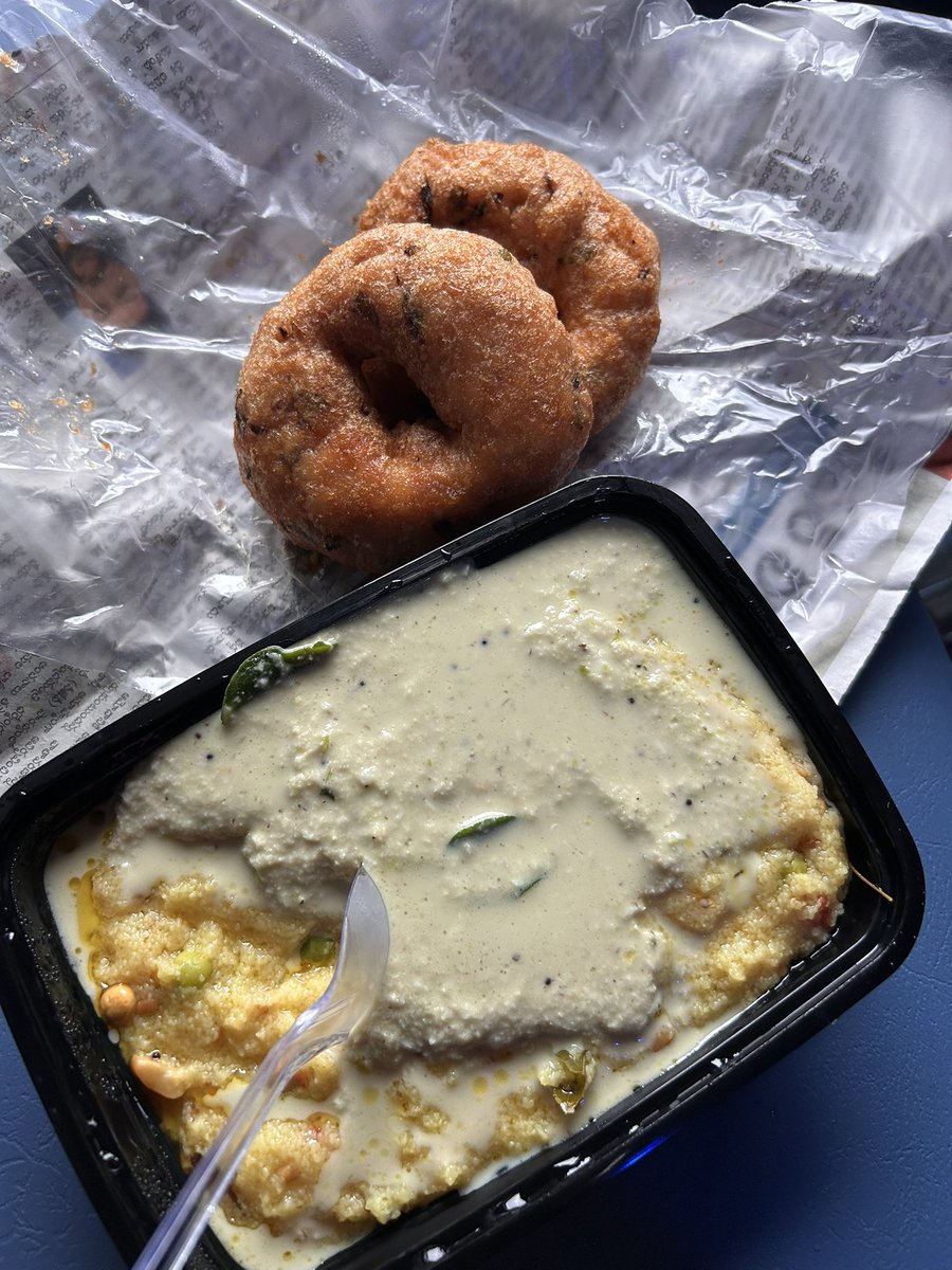 PantryCar's tweet photo. When #IRFCA travels, there is no issues for food.
Friends who joined at Warangal brought piping hot Upma and Vadai.
Poha and idli was also there.
#IRFCA #Foodie #IndianRailways #TamilNaduExpress50 https://t.co/XiPdaXVCq5