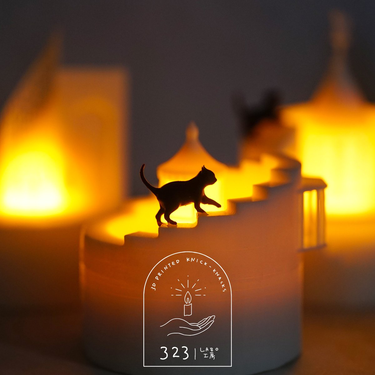 323labo's tweet photo. 本日8月8日は #世界猫の日 🐈‍⬛

先日に引き続き、猫がいる風景のランプを。
萩原朔太郎「 #猫町 」をイメージ・モチーフに制作している連作です。

#WorldCatDay https://t.co/G4JEVKGHhz
