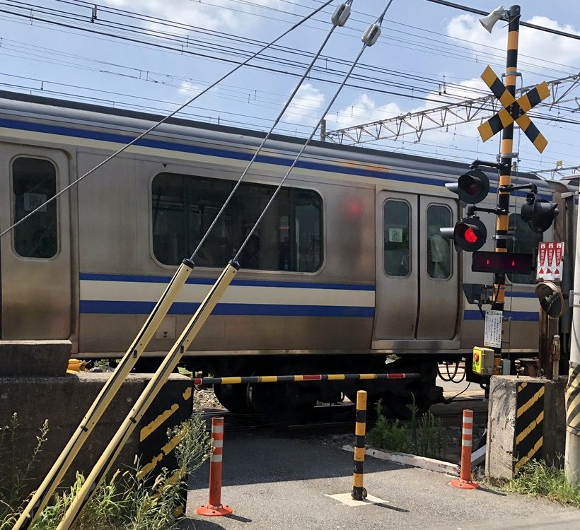 hondo2017's tweet photo. 以前に撮った中央・総武線の唯一の踏切（花立踏切）
近くにあった踏切が廃止になり残りはここだけです
ここもいつかは廃止になるのでしょうか？
#中央・総武線 #中央・総武緩行線 #総武快速線 #総武線 #総武本線 #京成線 #京成千葉線 https://t.co/FCL57UJ6ha