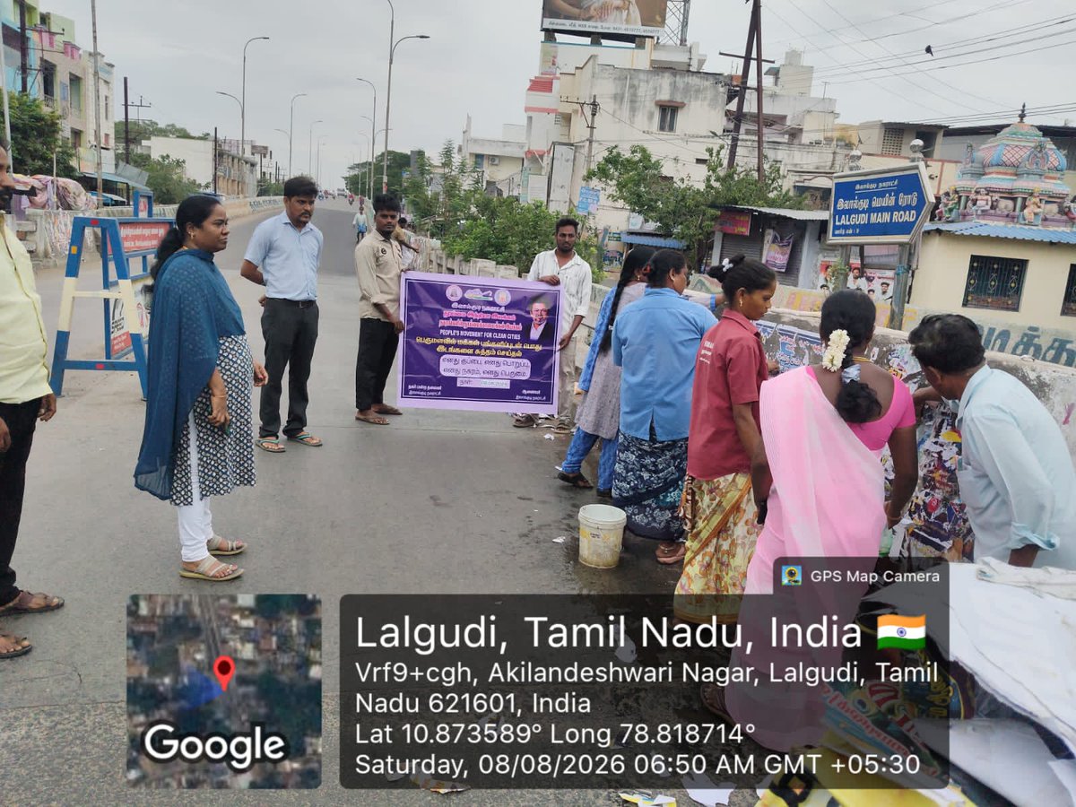 LalgudiCommr's tweet photo. இலால்குடி நகராட்சி மேம்பாலம் பகுதியில் ஆணையர்  அவர்களின் தலைமையில் சுகாதார ஆய்வாளர் அவர்களின் முன்னிலையில்"பெருமளவில் பொது மக்கள் பங்களிப்புடன் பொது இடங்களை சுத்தம் செய்தல் தலைப்பின் கீழ்"போஸ்டர்கள் அகற்றப்பட்டு வண்ணம் தெளிக்கப்பட்டு பொதுமக்களுக்கு விழிப்புணர்வு ஏற்படுத்தப்பட்டது https://t.co/ukyYEFy8Ak